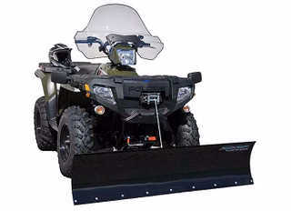 Polaris Sportsman 500 H.O. 4x4 Winterdienst-Fahrzeug mit einer Seilwinde, einem Schneeschild, einer Windschutzscheibe sowie einer Griff- und Daumengas-Heizung