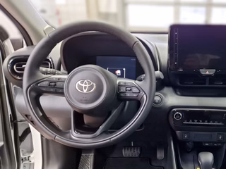 Toyota Yaris Hybrid Teamplayer +Safety- & Comf. Paket + Allwetterreifen - bilder 17