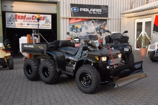 Polaris Sportsman 500 6x6 Winterdienst-Fahrzeug mit  Streuer und Schneeschild