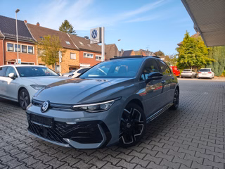 Volkswagen Golf 8.5 1.5 eTSI 110 kW R-Line,PANO,HUD,KAM,AHK