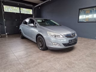 Opel Astra J Lim. 1.4 Turbo*KLIMA*EINPARKHILFE* - photo 1