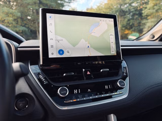 Toyota Corolla Cross Hybrid FWD Lounge+Leder+Pano+AHK+ - bilder 1
