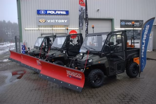 Polaris Ranger XP 800 4x4 Winterdienst-Fahrzeug mit Kabine, Standheizung, Hydraulischem Schild und Streuer, Automatik Antrieb mit Untersetzung und Allradantrieb, Ladefläche und AHK, 3 Sitzer, LOF Zulassung.