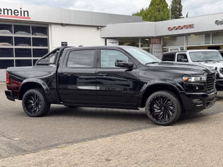 Dodge RAM 1500 Laramie Night Premium Crew 2025 UMBAU - foto 3