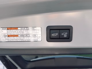 Toyota Corolla Cross Hybrid FWD Lounge+Leder+Pano+AHK+ - bilder 15