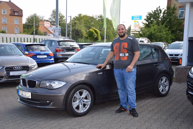 Glückliche Kunden in Autohaus NeckarAlb