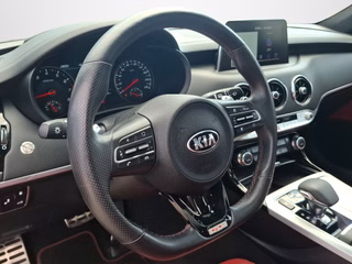 Kia Stinger 3.3 GT 4WD AUTOMATIK / LEDER / SCHIEBEDACH / E-SITZE - bilder 6