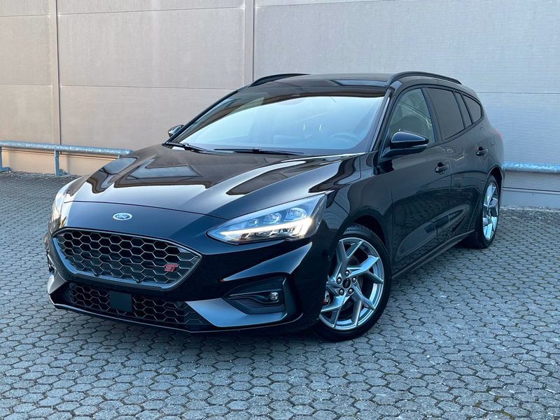 Ford Focus Turnier ST mit LED und Panoramadach
