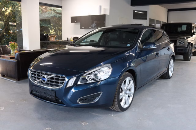 Volvo V60 Kombi Summum  PANORAMA AHK KAMERA Used vehicle for sale | First registration 08/2011 | Price 10.150 €