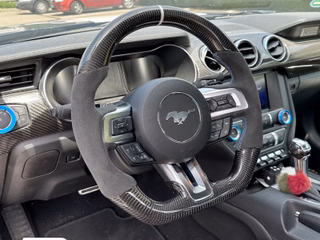 NPMLC Premium Lenkrad Carbon-Mittelstrich Weiss/Nähte Weiß Alcantara